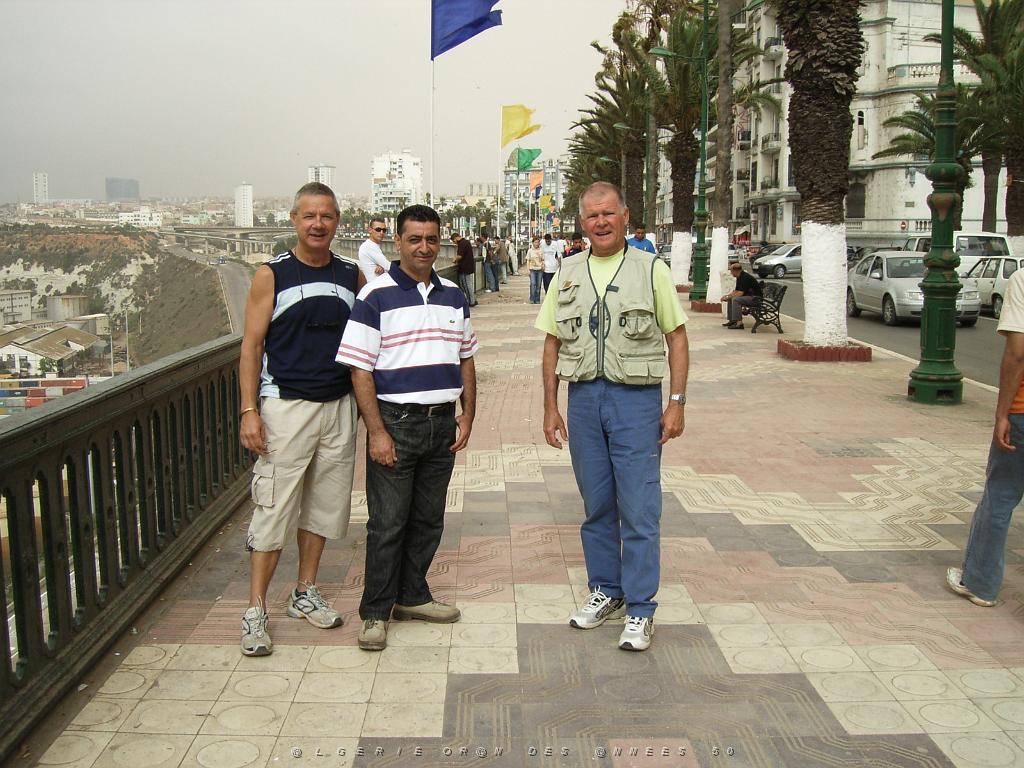181-ORAN-Juin06-sur le Bd. Front de mer avec Toufik notre taximan.jpg - Unicode